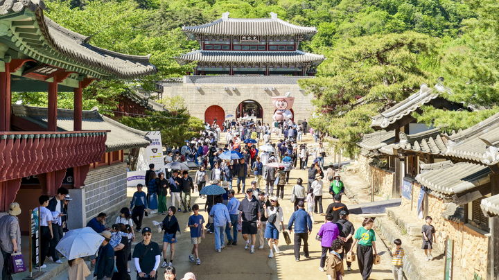 [문경=뉴시스] '2026문경찻사발축제'에 방문객이 줄을 잇고 있다. (사진=문경시 제공) 2026.07.10. photo@newsis.com *재판매 및 DB 금지
