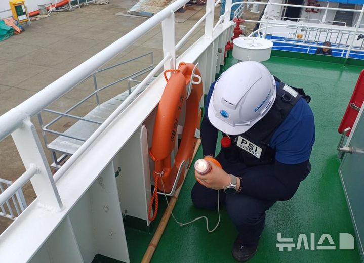 [서울=뉴시스] 대천항 여객선 해랑1호 구명설비를 점검하는 모습.