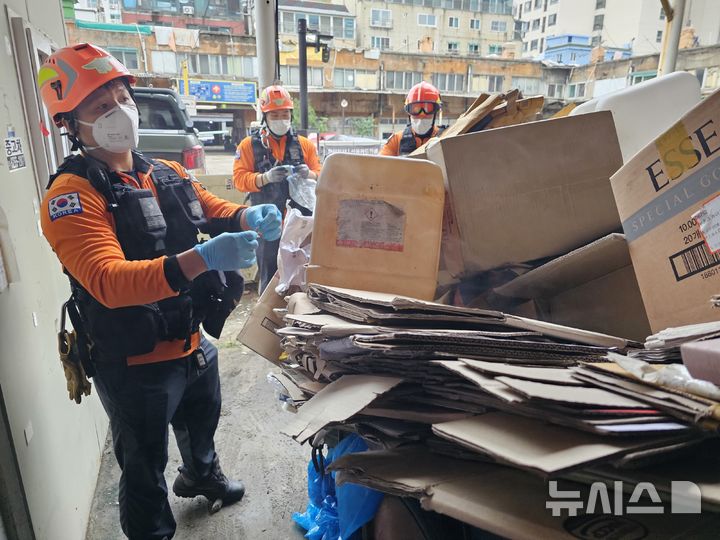 [부천=뉴시스] 경기 부천 심곡동 청소용 염산 누출 현장. (사진=부천소방서 제공) 2026.07.10. photo@newsis.com