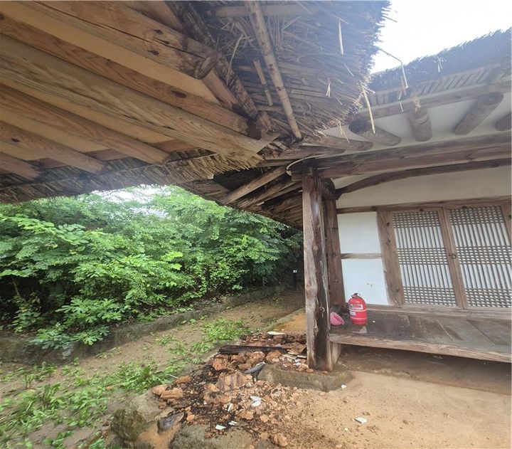 [서울=뉴시스] 지난 8일 내린 비로 전북 '부안 김상만 고택'의 안사랑채 초가지붕 처마 하부 서까래가 파손됐다. (사진=국가유산청 제공) 2026.07.10. photo@newsis.com *재판매 및 DB 금지
