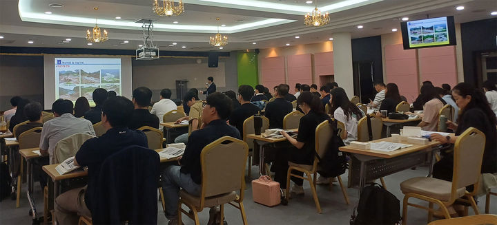 정선군은 강릉시 옥계면 한국여성수련원에서 자연재난 업무 담당 공무원들을 대상으로 1박 2일간 ‘2026년 자연재난 대비 역량강화 워크숍’을 진행하고 있다.(사진=정선군 제공)  *재판매 및 DB 금지