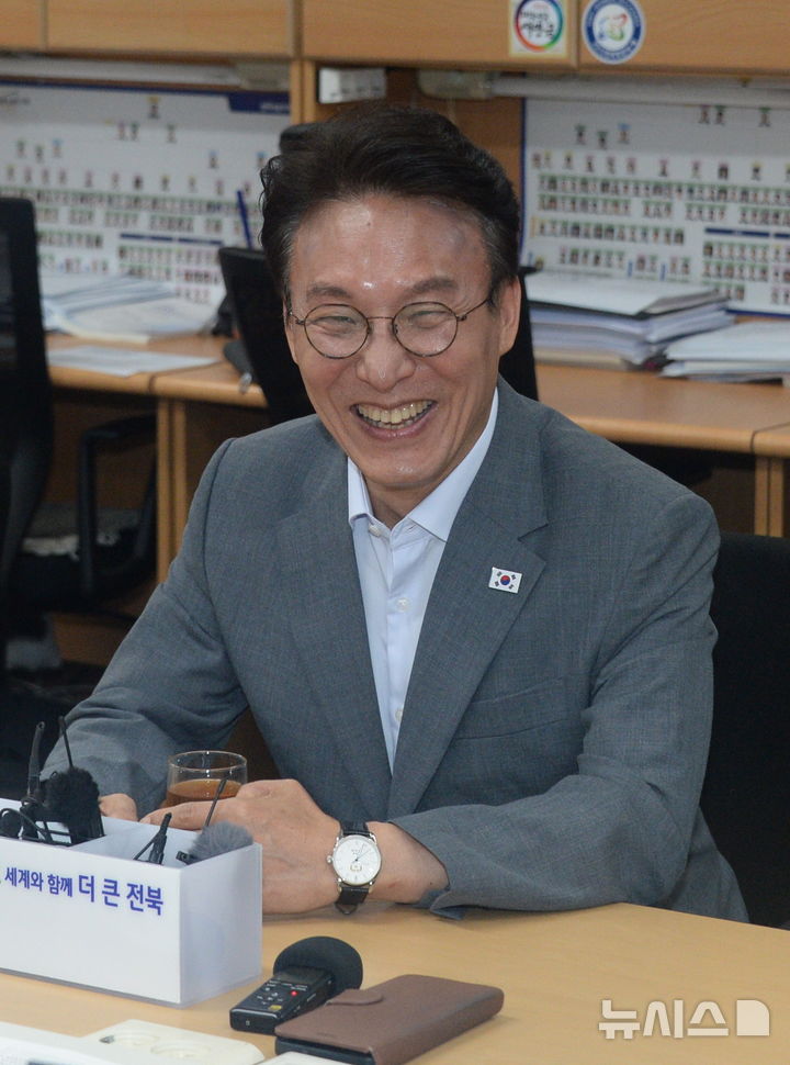 [전주=뉴시스] 김얼 기자 = 김민석 전 국무총리가 10일 전북 전주시 전북특별자치도청 기자실을 방문해 간담회를 갖고 질의에 답변하고 있다. 2026.07.10. pmkeul@newsis.com
