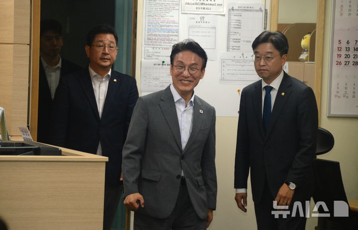 [전주=뉴시스] 김얼 기자 = 김민석 전 국무총리가 10일 전북 전주시 전북특별자치도청 기자실을 찾아 간담회를 갖기 위해 장내로 들어서고 있다. 2026.07.10. pmkeul@newsis.com