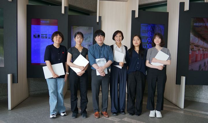 [서울=뉴시스] 김수연(오른쪽에서 세번째) 세종대 교수가 연구팀과 함께 기념 사진을 촬영하고 있다. (사진=세종대 제공) 2026.07.10. photo@newsis.com *재판매 및 DB 금지