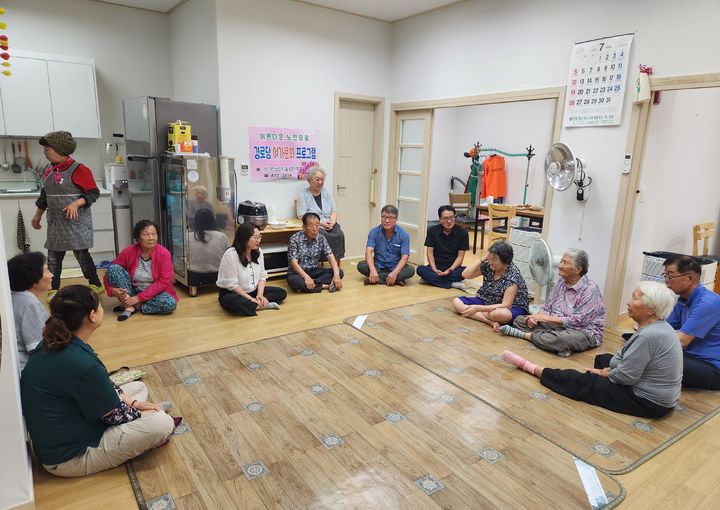 안예순 맹동면장 경로당 순회 모습. (사진=음성군 제공) *재판매 및 DB 금지