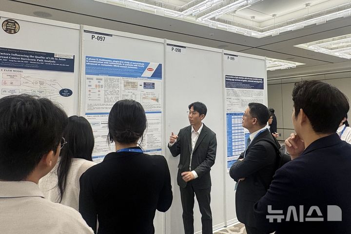 [서울=뉴시스] 한미약품은 지난달 25~26일 이틀 동안 서울 강남구 그랜드 인터컨티넨탈 서울 파르나스에서 열린 제52차 대한암학회 학술대회(KCA 2026)에서 '벨바라페닙'의 임상 2상 디자인 및 연구 현황을 포스터에 담아 발표했다고 10일 밝혔다. (사진=한미약품 제공) 2026.07.10. photo@newsis.com