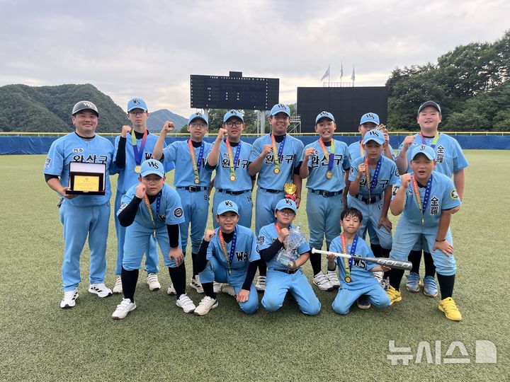 [전주=뉴시스] 제6회 횡성군수배 전국유소년야구대회 유소년(백호)리그(U-13)에서 무패 우승을 차지한 전주완산구 유소년야구단. (사진=전주완산구 유소년야구단 제공) 2026.07.10. photo@newsis.com  *재판매 및 DB 금지