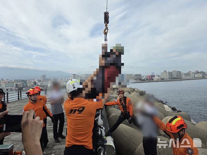 [제주=뉴시스] 10일 오전 오전 8시께 제주시 건입동 소재 테트라포드에서 추락 사고가 발생해 소방당국이 구조 작업을 벌이고 있다. (사진=제주소방안전본부 제공) 2026.07.10. photo@newsis.com