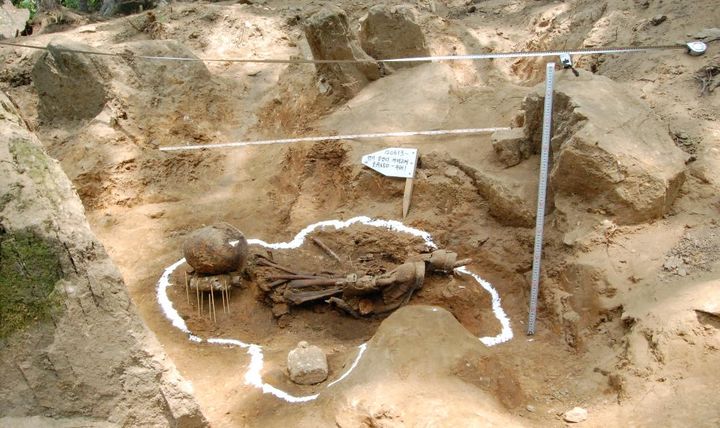 [세종=뉴시스] 지난 2012년 11월14일, 국방부 유해발굴감식단은 한미 공동 인종감식을 거쳐 미군전사자 유해로 최종 확인된 6·25 참전 미군전사자 유해 2구를 미측에 인도했다. 이들 미군전사자 유해는 2012년 5월과 6월 두 차례에 걸쳐 세종시 연기군 전동면 개미고개 일대에서 발굴됐다. (사진=뉴시스 DB) *재판매 및 DB 금지