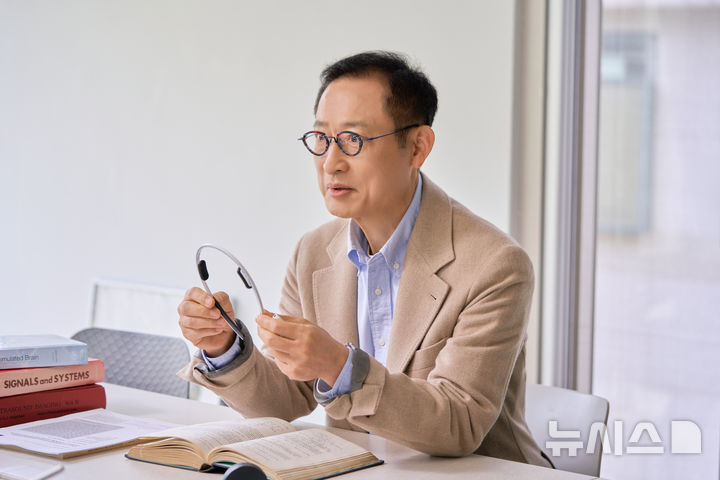 [부산=뉴시스] 백재현 기자 = 이승우 리솔 대표가 수면장애 해결에 도움을 주는 자사제품 '슬리피솔 플러스'을 들고 독자 기술인 심부뇌파 동조기술(CS-tACS)에 대해 설명하고 있다. 2026.07.10. itbrian@newsis.com