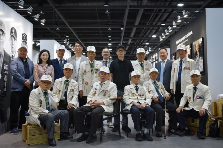 [서울=뉴시스] 한국전 참전용사들이 9일 LIG 디펜스&에어로스페이스(사진=LIG D&A) 50주년 기념 한국전 참전용사 헌정 사진전에 방문한 모습. (LIG D&A) 2026.07.10 photo@newsis.com *재판매 및 DB 금지 *재판매 및 DB 금지