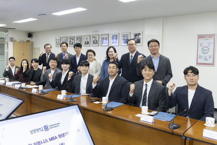 [서울=뉴시스] 김종희(뒷줄 가운데) 상명대 총장과 경영대학원 피트니스 MBA 9개 원생기업 관계자들이 9일 열린 업무협약식에서 기념 사진을 촬영하고 있다. (사진=상명대 제공) 2026.07.10. photo@newsis.com *재판매 및 DB 금지