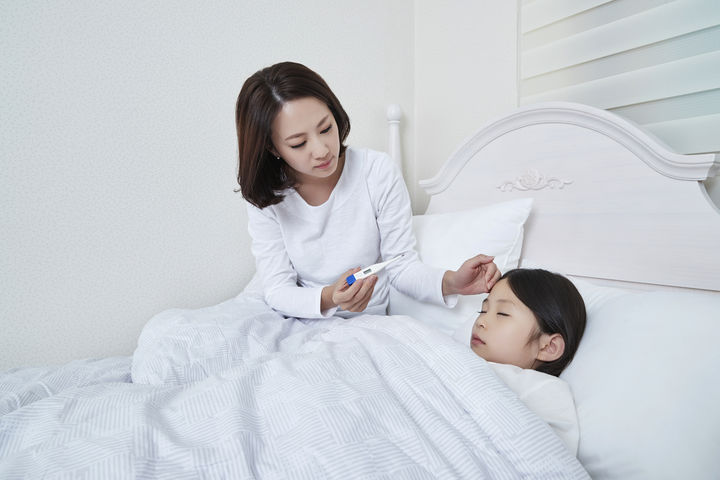 [서울=뉴시스] 10일 의료계에 따르면 아이들은 성인보다 기초 체온이 다소 높고 체온을 조절하는 기능도 아직 충분히 발달하지 않았다. (사진=유토이미지 제공) 2026.07.10. photo@newsis.com *재판매 및 DB 금지