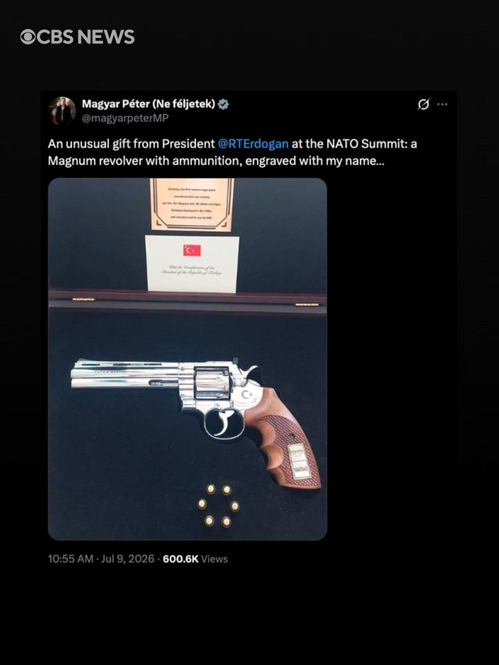 [서울=뉴시스] 레제프 타이이프 에르도안 튀르키예 대통령이 북대서양조약기구(NATO·나토) 정상회의에 참석한 각국 정상들에게 권총과 실탄을 선물한 것으로 확인됐다. 일부 정상들이 이를 받고 난감해한 것으로 알려지면서 논란이 일고 있다. 논란 된 선물. <사진출처: 엑스> 2026.0710