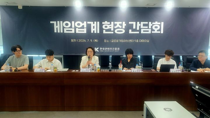 김윤지 한국콘텐츠진흥원장이 게임 관련 협력단체, 주요 중소 게임기업 대표들과 만나 인사를 나누고 있다. (사진=콘진원 제공) photo@newsis.com *재판매 및 DB 금지