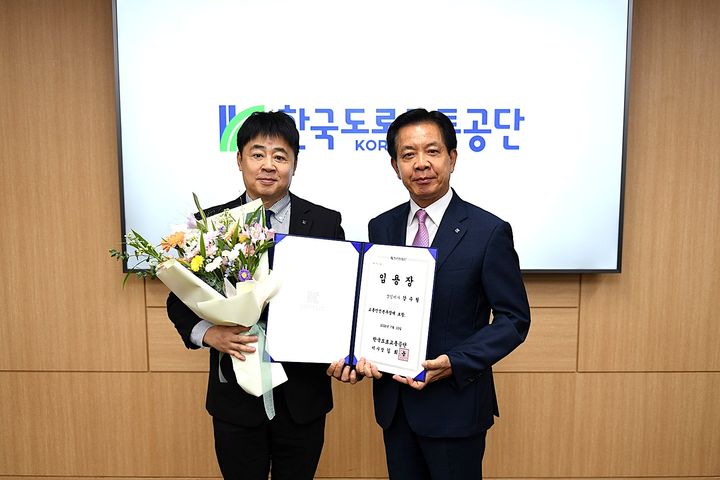 [원주=뉴시스] 강수철 신임 교통안전본부장(왼쪽)과 김희중 한국도로교통공단 이사장이 원주 공단 본부에서 열린 임용식 후 기념촬영을 하고 있다. (사진=한국도로교통공단 제공) 2026.07.10. photo@newsis.com *재판매 및 DB 금지