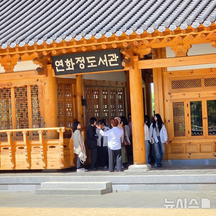[전주=뉴시스]윤난슬 기자 = 전북 전주시의 대표 인문관광 프로그램인 '전주 도서관여행'에 20∼30대와 나홀로 여행객의 참여가 크게 늘어난 것으로 나타났다. (사진=전주시 제공) photo@newsis.com 