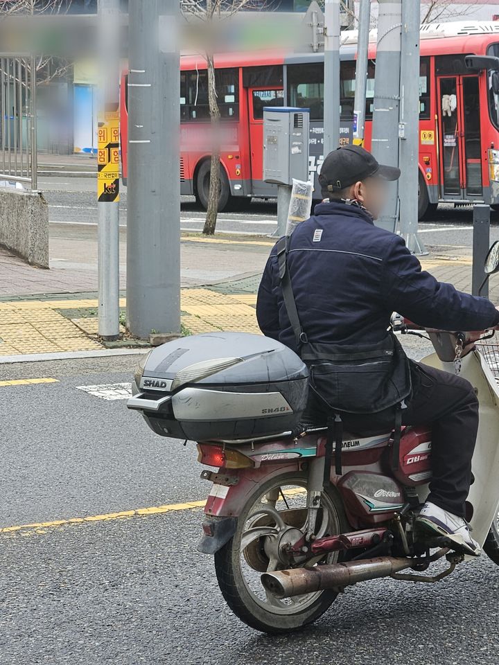 [대구=뉴시스] 이상제 기자 = 대구 달성군 산업단지 일대에서 번호판이 없는 오토바이 운행이 잇따르면서 출퇴근길 교통안전과 지역 주민들의 일상에 대한 우려가 커지고 있다. 2026.07.13. king@newsis.com *재판매 및 DB 금지