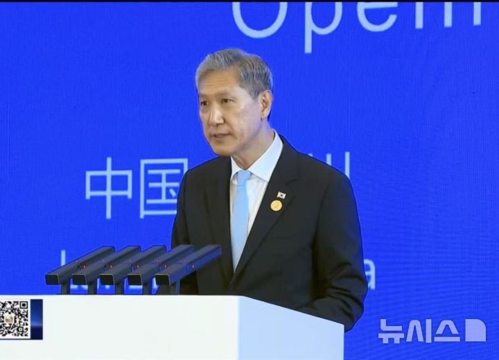 [베이징=뉴시스] 노재헌 주중국대사는 지난 8∼9일 한국 기업 관계자 등과 함께 간쑤성 란저우시를 방문해 '제32회 란저우 투자무역박람회'에 주빈국 대표로 참석했다고 주중대사관이 10일 밝혔다. 사진은 9일 박람회 개막식에서 축사하는 노 대사.(사진=주중국대사관 제공) 2026.07.10 photo@newsis.com