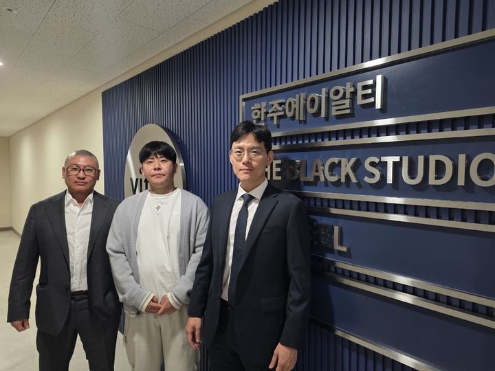 (왼쪽부터)노성규 퀸타리움 대표, BJ철구, 한정수 한주에이알티 대표. (사진=한주에이알티) *재판매 및 DB 금지