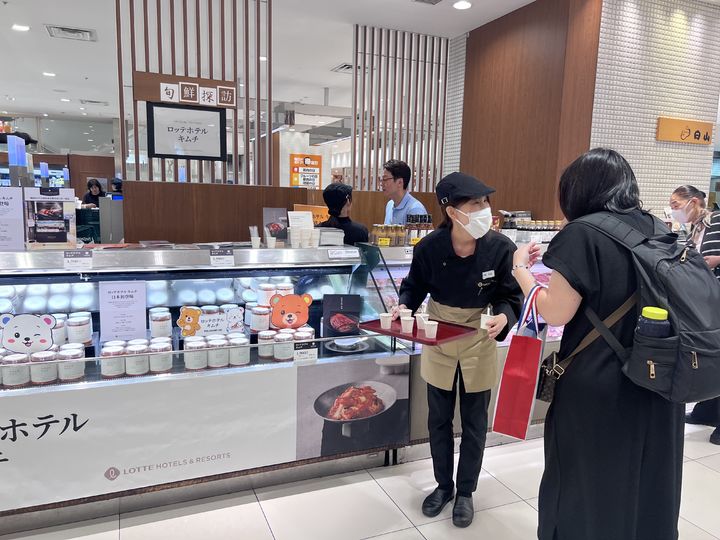 일본 도쿄 다이마루백화점 식품관에서 열린 '롯데호텔 김치 팝업스토어' (사진=롯데호텔앤리조트제공) *재판매 및 DB 금지
