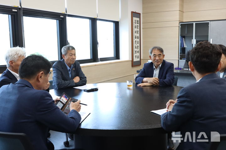 [전주=뉴시스] 10일 더불어민주당 전북특별자치도당에서 윤준병 도당위원장과 전북자치도의회 박정규 부의장, 염영선 기획행정위원장, 김성수 문화안전소방위원장, 전용태 교육위원장, 한정수 예산결산특별위원장 등이 정부가 추진 중인 반도체 메가프로젝트 전북 참여에 대한 대응책을 논의했다. (사진= 더불어민주당 전북도당 제공) 2026.07.10. photo@newsis.com *재판매 및 DB 금지