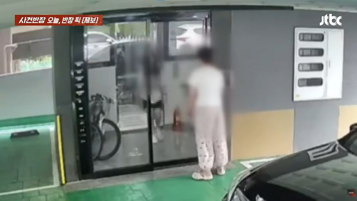 [서울=뉴시스] 얼굴과 손에 피를 흘린 채 빌라 주변을 배회하던 남성과 마주친 여학생의 사연이 전해졌다. (사진=유튜브 JTBC '사건반장' 캡처)