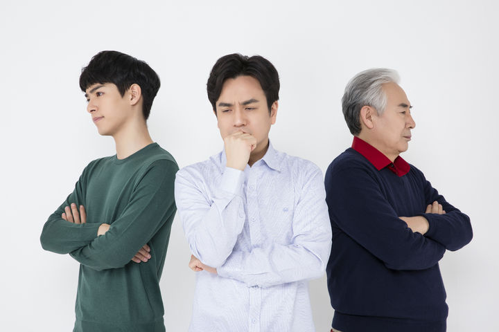 [서울=뉴시스] 용돈과 의료비 등 부모의 부양비를 두고 삼 형제 사이에 갈등이 벌어졌다는 사연이 전해졌다. (사진=유토이미지) *재판매 및 DB 금지