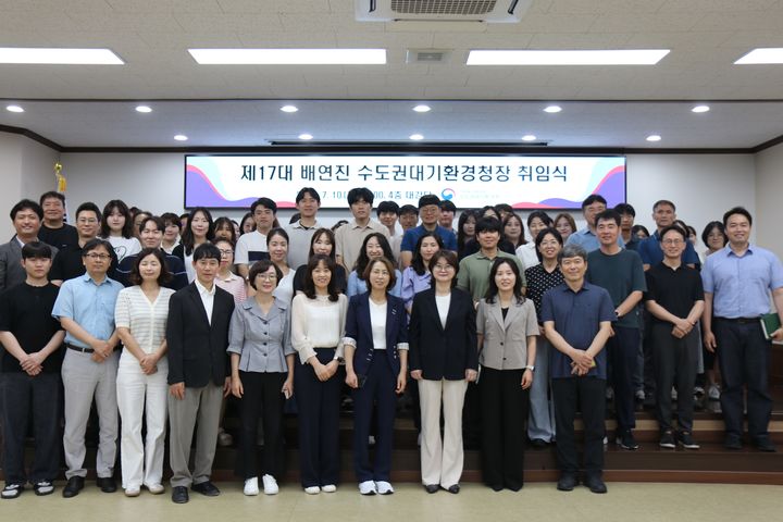 [안산=뉴시스] 배연진 신임 수도권대기환경청장(사진 앞줄 오른쪽 세 번째)이 10일 취임식에서 직원들과 함께 기념사진을 찍고 있다. (사진=수도권대기환경청 제공) 2026.07.10. photo@newsis.com *재판매 및 DB 금지