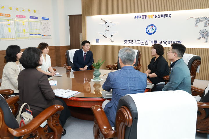 [계룡=뉴시스]이응우 계룡시장이 논산계룡교육지원청을 방문해 지역 맞춤형 교육환경 조성과 교육 현안에 대해 관계자들과 의견을 나누고 있다. 2026. 07. 10 photo@newsis.com *재판매 및 DB 금지