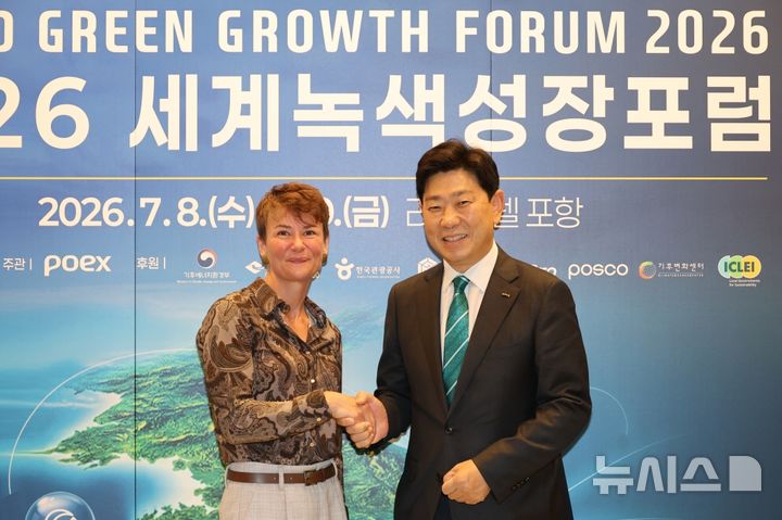 [포항=뉴시스] = 10일 라한호텔 포항에서 박용선(오른쪽) 시장이 아비아야 칼회이 크누센 북극경제이사회 의장을 만나 영일만항 북극항로 거점화 협력 확대 방안을 논의한 후 손을 맞잡고 협력을 다짐하고 있다. (사진=포항시 제공) 2026.07.10. photo@newsis.com