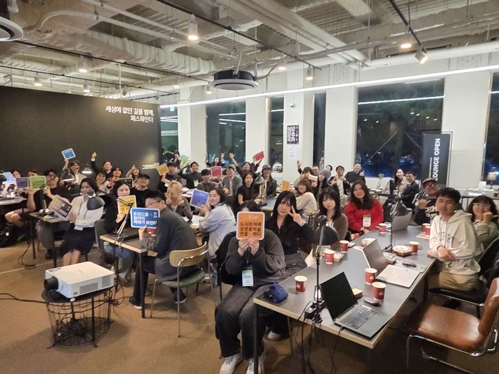 [부산=뉴시스] 부산 청년과 대학생들이 다양한 산업 분야 전문가를 만나 진로를 탐색하고 현장 경험을 공유받을 수 있는 멘토링 프로그램 '모두의 캠퍼스'가 13일 열린다. 지난달 진행된 모두의 캠퍼스 모습. (사진=마이스 부산 제공) 2026.07.10. photo@newsis.com *재판매 및 DB 금지