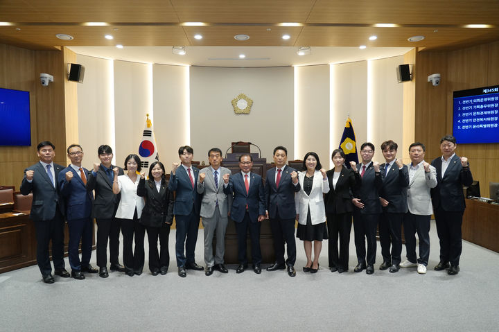 [부산=뉴시스] 동래구의회는 제345회 임시회를 열어 의장단과 상임위원회, 특별위원회 구성을 모두 완료했다. (사진=동래구의회 제공) 2026.07.10. photo@newsis.com *재판매 및 DB 금지