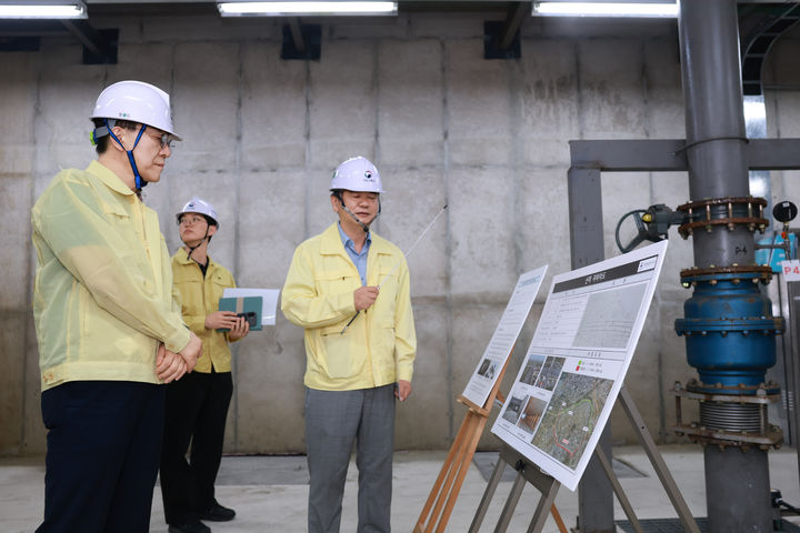 [서울=뉴시스]김윤덕 국토교통부 장관이 10일 전북 전주시 소재 국도 21호선 신미지하차도를 찾아 여름철 침수에 대비한 철저한 안전관리를 당부했다. (사진=국토부 제공) 2026. 7. 10. *재판매 및 DB 금지