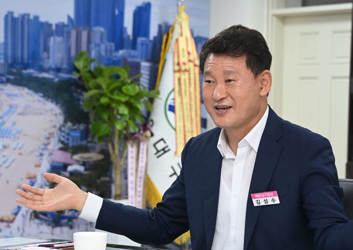 [부산=뉴시스] 10일 부산 해운대구청 집무실에서 뉴시스와 인터뷰를 진행하고 있는 김성수 구청장. (사진=해운대구청 제공) 2026.07.13. photo@newsis.com *재판매 및 DB 금지