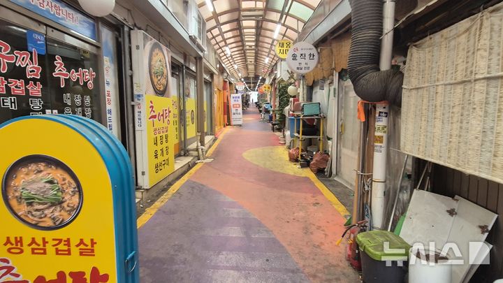 [서울=뉴시스]김가영 인턴기자=10일 오후 서울 서대문구 아현시장 소재의 노포들. 2026.07.10 photo@newsis.com