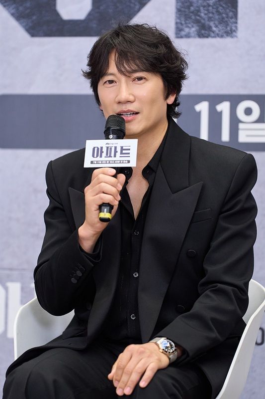 [서울=뉴시스] 배우 지성이 10일 JTBC 새 토일드라마 '아파트' 온라인 제작발표회에서 질의응답을 하고 있다. (사진=JTBC 제공) 2026.07.10. photo@newsis.com *재판매 및 DB 금지