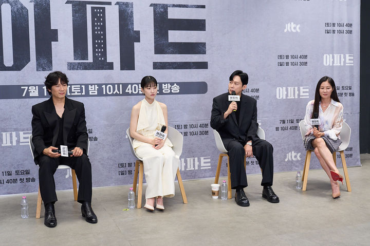 [서울=뉴시스] 배우 지성, 하윤경, 박병은, 문소리가 10일 JTBC 새 토일드라마 '아파트' 온라인 제작발표회에서 질의응답을 하고 있다. (사진=JTBC 제공) 2026.07.10. photo@newsis.com *재판매 및 DB 금지
