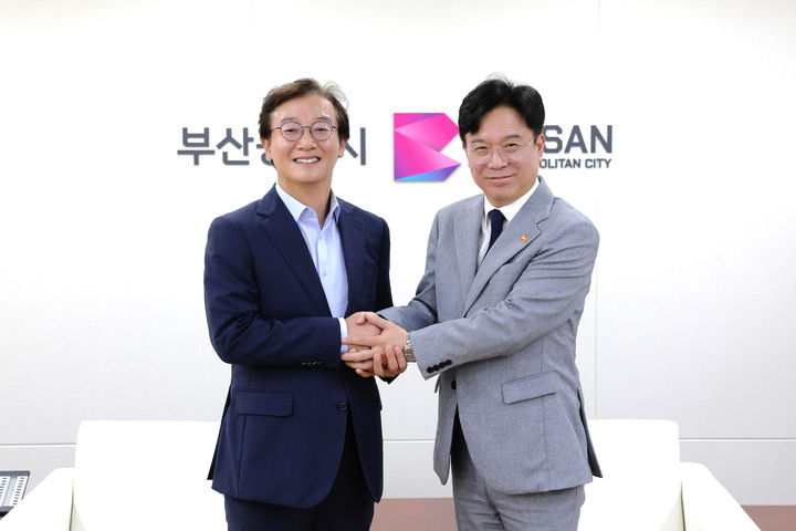 [부산=뉴시스] 전재수 부산시장(왼쪽)은 김영훈 고용노동부 장관을 8일 부산시청에서 만나 해양산업 경쟁력 강화와 지역 일자리 창출, 산업재해 예방 등을 위한 협력 방안을 논의했다. (사진=부산시 제공) 2026.07.10. photo@newsis.com *재판매 및 DB 금지