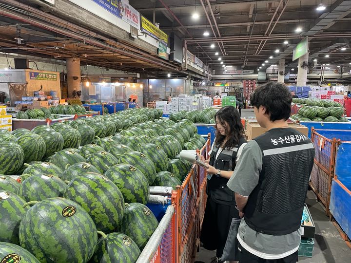 [대구=뉴시스] 대구시 보건환경연구원이 여름 휴가철 다소비 농산물에 대한 안전성 조사를 실시하기 위해 시료를 확보하고 있다. (사진=대구시 보건환경연구원 제공) 2026.07.10. photo@newsis.com *재판매 및 DB 금지