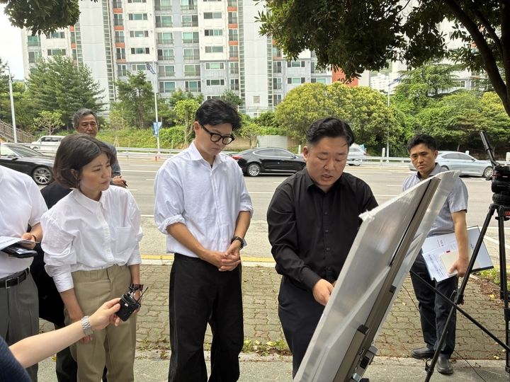 [부산=뉴시스] 무소속 한동훈 의원(오른쪽 세 번째)과 국민의힘 김효정 부산시의원(왼쪽), 부산시가 10일 오전 만덕~센텀 도시고속화도로(대심도) 개통 이후 심화된 만덕나들목(IC) 일대 교통 정체 해소를 위한 현장 점검에 나섰다. (사진=부산시의회 제공) 2026.07.10. photo@newsis.com *재판매 및 DB 금지