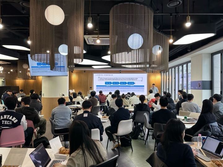 [서울=뉴시스] 한양대 창업지원단이 교육부 '학생창업유망팀 300＋' 최종 발표 평가를 앞두고 학생들을 지도하고 있다. (사진=한양대 제공) 2026.07.10. photo@newsis.com *재판매 및 DB 금지