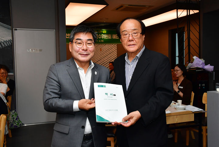 [담양=뉴시스] 박종원 군수와 차상준 인수위원장. (사진=인수위 제공) 2026.07.10. photo@newsis.com *재판매 및 DB 금지