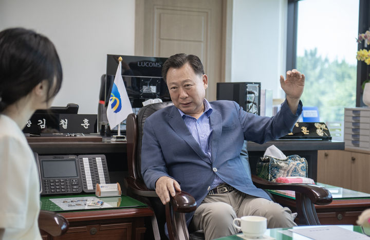 [부산=뉴시스] 김철훈 부산 영도구청장이 지난 10일 집무실에서 뉴시스와 인터뷰하고 있다. (사진=부산 영도구청 제공) 2026.07.11. photo@newsis.com 