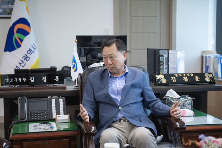 [부산=뉴시스] 김철훈 부산 영도구청장이 지난 10일 집무실에서 뉴시스와 인터뷰하고 있다. (사진=부산 영도구청 제공) 2026.07.11. photo@newsis.com 