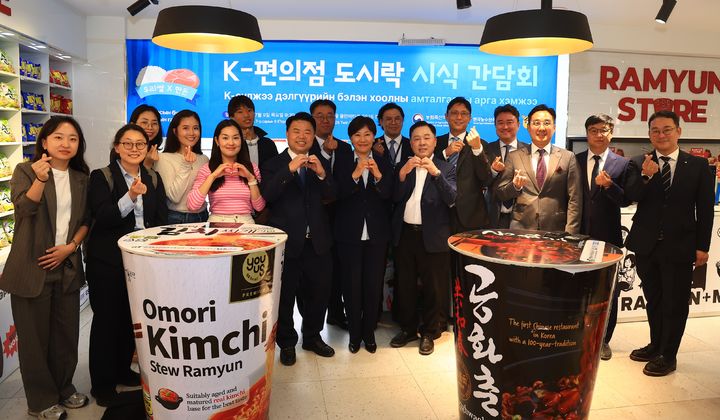 9일(현지시간) 몽골 GS25 매장에서 열린 신선식품 3종 출시 기념행사에서 포즈를 취한 송미령 농식품부장관과 이기홍 한돈자조금위원장. (사진=한돈자조금) *재판매 및 DB 금지