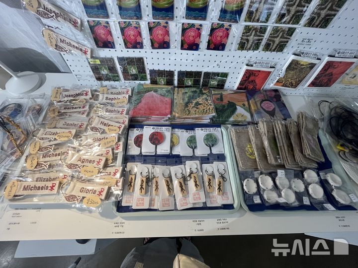 [서울=뉴시스] 7일 서울 성북동 '성북동 기도의 집' 1층 '스페이스 성북에서 열린 서울가톨릭미술가회가 주최하는 '제1회 성미술 소품&굿즈전' 2026.07.10. suejeeq@newsis.com
