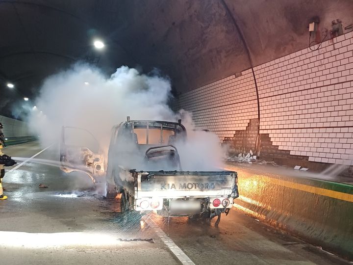 [전남광주=뉴시스] 10일 오후 5시1분께 전남광주통합특별시 장성군 고창담양고속도로 담양방향 장성3터널에서 주행 중이던 1t 화물차에서 원인을 알 수 없는 불이 나 소방 당국이 진화 작업 중이다. (사진=전남소방본부 제공) 2026.07.10. photo@newsis.com *재판매 및 DB 금지