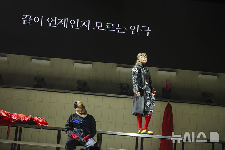 [서울=뉴시스]무장애 공연 연극 '맥베스'가 지난 2024년 6월 5일부터 6월 9일까지 국립극장 달오름극장에서 개최됐다. 청각장애인 배우 6명이 수어 연기를 펼치고 소리꾼이 소리와 노래로 극을 해설하는 방식으로 진행됐다. (사진=국립극장 제공)