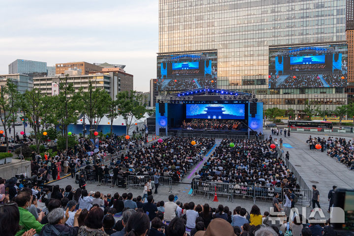 [서울=뉴시스]세종문화회관은 지난 5월 야외 오페라 '광화문에서 만난 아리아'에서 전용 휠체어석, 점자 리플릿, 자막 전광판을 설치해 장애인들의 관람 장벽을 낮췄다. (사진=세종문화회관 제공) 